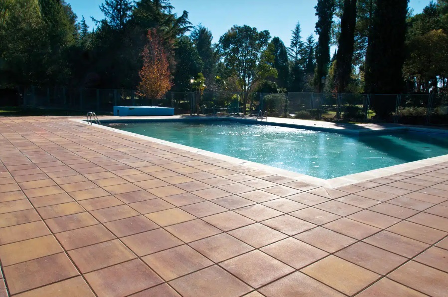 Por qu elegir baldosas que no quemen para piscina?