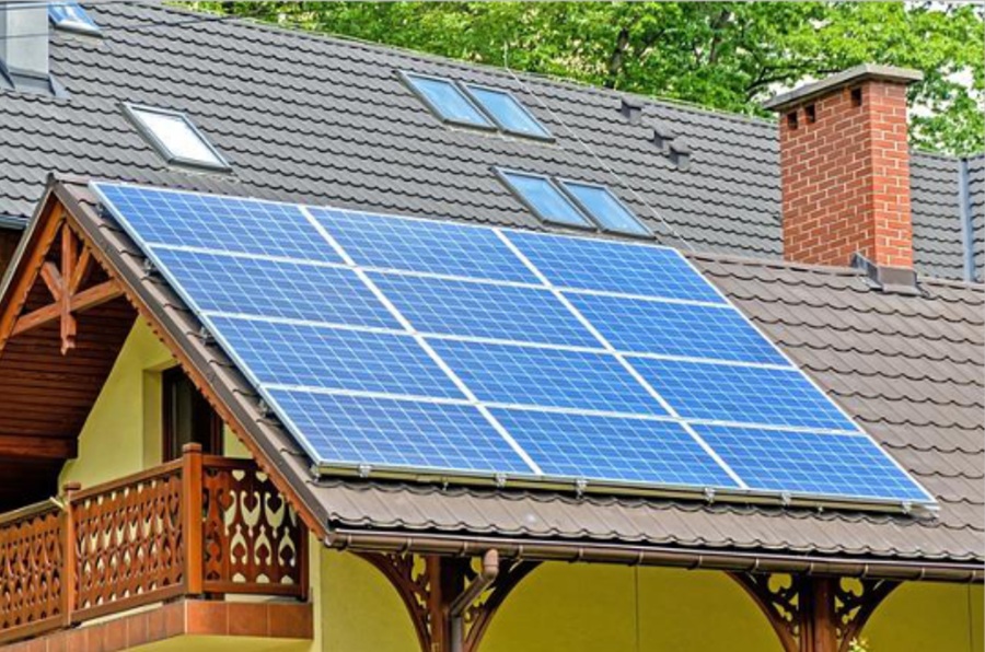 Ejemplo de placas solares en una casa