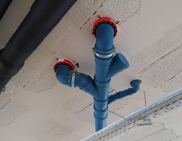 Sellado ign�fugo con collarines intumescentes